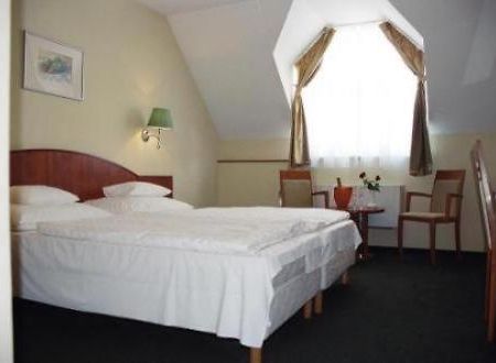 Gottwald Hotel Tatabanya Room photo